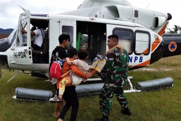 Prajurit TNI dampingi korban banjir Sultra