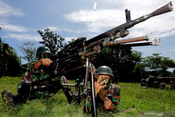 Latihan menembak senjata berat prajurit Raider