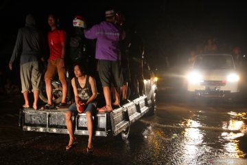 Korban banjir menuju tempat pengungsian