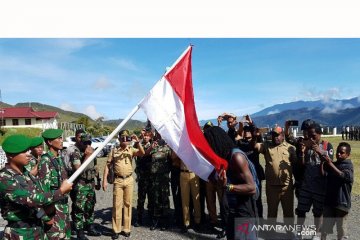 Kembali ke NKRI, mantan ajudan Goliat Tabuni cium Bendera Merah Putih