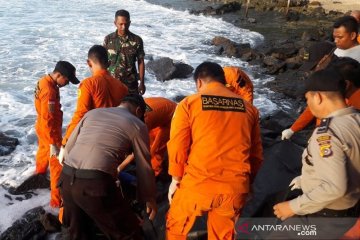 Tim SAR evakuasi jenazah pemancing di Pantai Lhoknga
