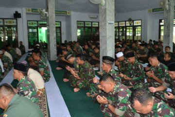 Prajurit Korem 042/Gapu gelar shalat ghaib untuk mantan KSAD