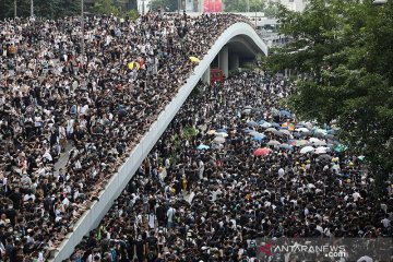 Puluhan ribu demonstran di Hong Kong mengepung badan legislatif kota