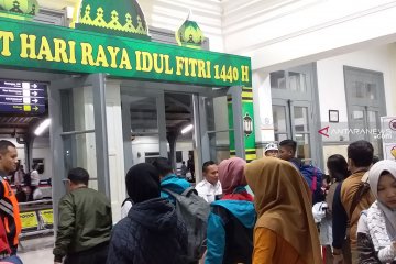 282.074 penumpang naik dan turun di stasiun Daop 9 selama Lebaran