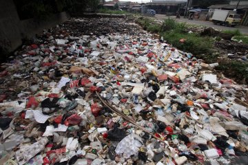 Sungai tertutup sampah di Bojong Gede