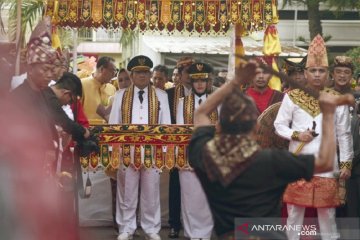 Gubernur-Wakil Gubernur diarak adat Lampung