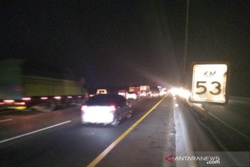 Tol Cikampek arah Jakarta tersendat Rabu malam