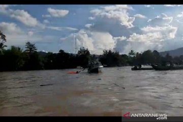 Kapal feri tradisional karam di Mahakam Ulu Kaltim