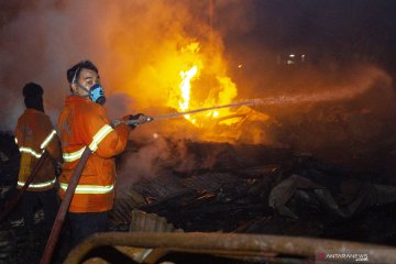 Kebakaran pabrik kayu palet di Cikarang