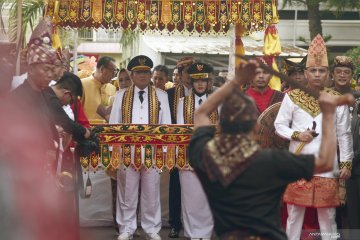 Penyambutan Gubernur Lampung dengan acara adat