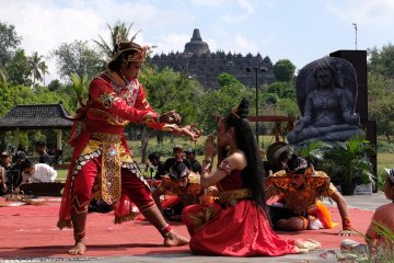Pentas Sendratari Kidung Karmawibangga di kompleks Candi Borobudur