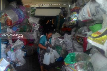 Surabaya lelang sampah botol plastik hasil penukaran tiket bus