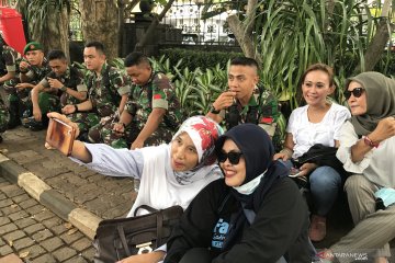 Simpatisan sengketa Pilpres swafoto bersama anggota TNI