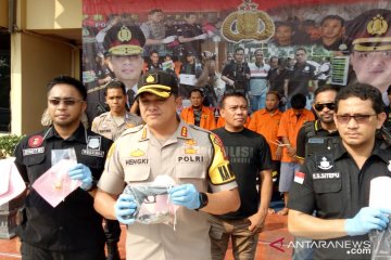 Polres Metro Jakarta Barat bekuk empat pencuri pistol anggota Brimob