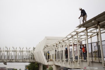 Pembangunan jembatan penghubung stasiun LRT dan halte TransJakarta