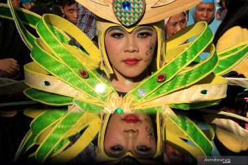 Kostum unik dan kreatif di Festival Bambu Gintangan