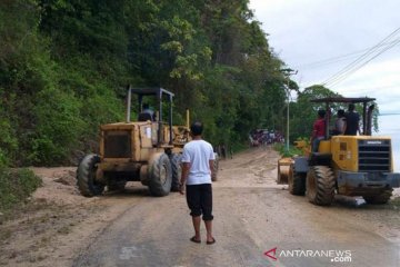 Longsor di Palasa putuskan Trans Sulawesi Palu-Gorontalo