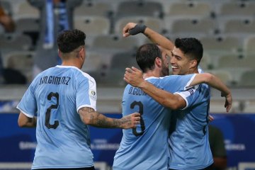 Uruguay lumat sepuluh pemain Ekuador