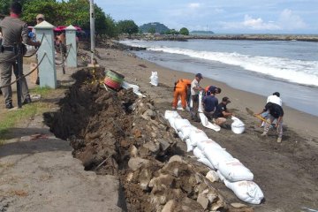 Pondasi Tugu Merpati Perdamaian di Pantai Padang rusak dihantam ombak