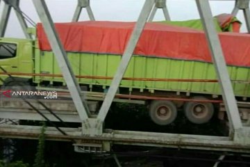 Kendaraan diarahkan ke Tol Kayuagung akibat jembatan ambrol
