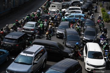 Ruas jalan menuju gedung MK ditutup polisi, kemacetan tak terhindarkan