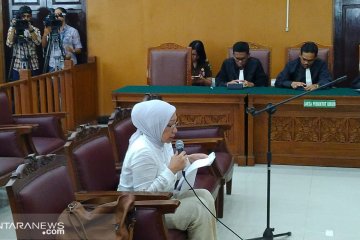 Ratna Sarumpaet menangis saat membacakan pembelaannya