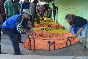 Proses identifikasi korban meninggal dunia kecelakaan perahu tenggelam di Madura