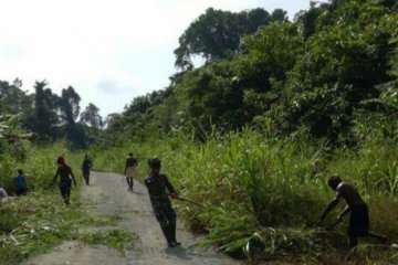 Warga perbatasan RI-PNG Kampung Skofro diajak bersihkan lingkungan