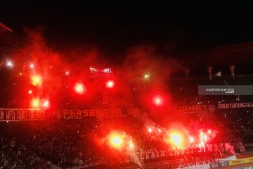 Laga Persebaya lawan MU dihentikan karena flare