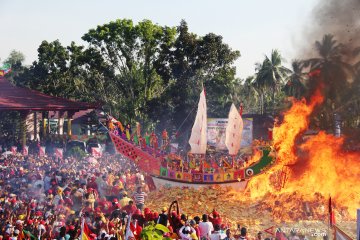 Prosesi ritual Bakar Tongkang di Bagansiapiapi