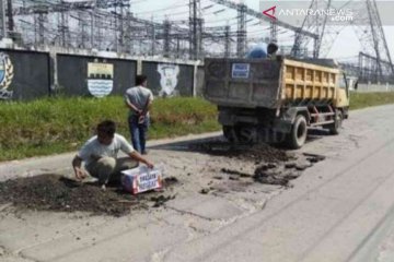 Ironis dekat kantor Bupati, warga swadaya perbaiki jalan rusak