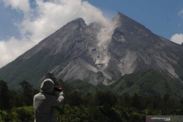 Gunung Merapi luncurkan awan panas guguran sejauh 1,2 kilometer