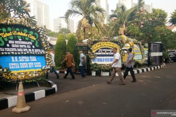 Sejumlah tokoh kirim karangan bunga duka untuk putra Ketua MA