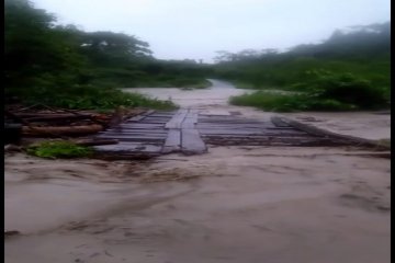 Jembatan Bonggo hanyut, jalan Jayapura - Sarmi putus