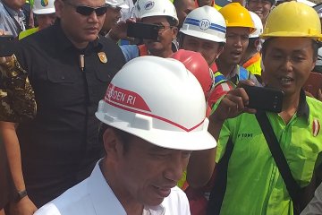 Presiden Jokowi dapatkan ucapan ulang tahun dari pekerja proyek