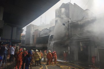27 unit kendaraan pemadaman kebarakan padamkan gudang kembang api