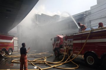 Gudang kembang api terbakar