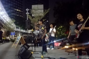 Band indie "Renew" hibur pejalan kaki di Dukuh Atas