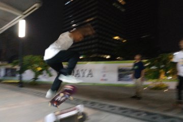 Komunitas skateboard ikut ramaikan malam HUT Jakarta di Dukuh Atas