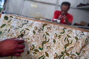 Batik khas Betawi di sanggar Terogong