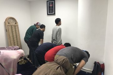 Meriahkan HUT Jakarta, warga pilih shalat di mushalla MRT