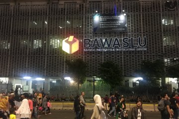 Gedung Bawaslu jadi spot foto warga saat rayakan HUT Jakarta
