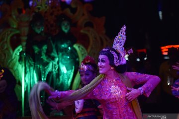 Aksi Didik Nini Thowok di "Charismatic Night Carnival" Madiun