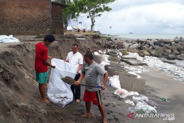 Warga pasang karung berpasir tahan abrasi pantai di Padang Pariaman