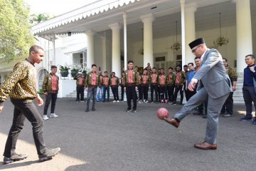 Ridwan Kamil main bola dengan anggota Timnas U-15 Iber Cup 2019