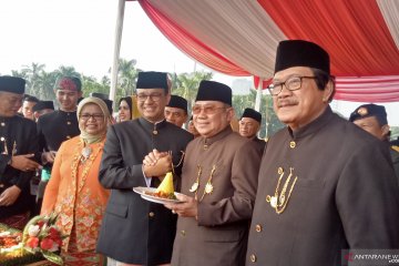 Anies berikan potongan tumpeng HUT Kota Jakarta pada Nachrowi