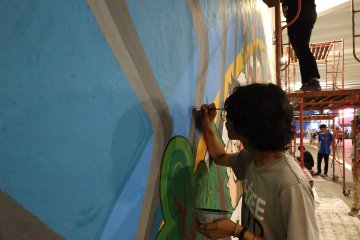 Mahasiswa rampungkan mural di Terowongan Kendal