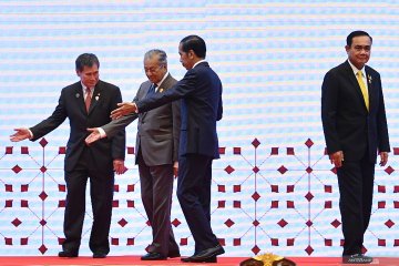 Mahathir pimpin Malaysia hadiri KTT ASEAN di Bangkok