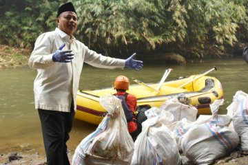 Wagub Uu bebersih turun ke sungai Ciliwung