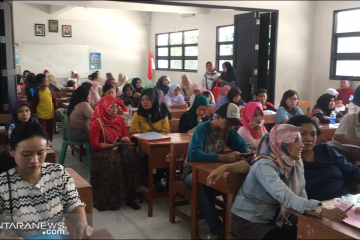 Ratusan orang tua CPDB daftarkan anaknya di SMP Negeri 69 Jakarta